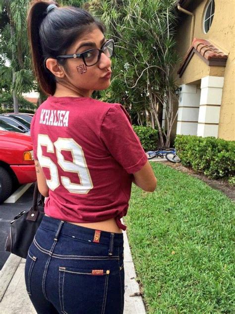 [100+] Mia Khalifa Wallpapers 